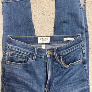 Frame Denim High-Rise Cigarette Jeans in Medium Blue Wash